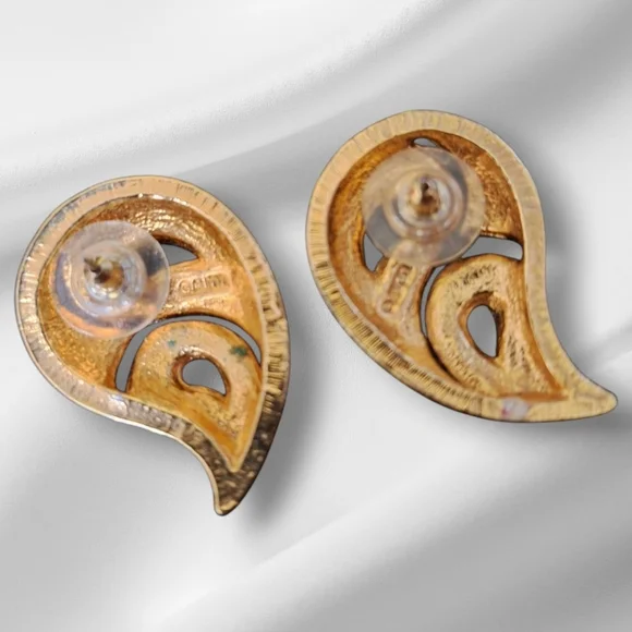 AVON VINTAGE RETRO PAISLEY GOLDTONE AND ENAMEL POST EARRINGS - Picture 3 of 5
